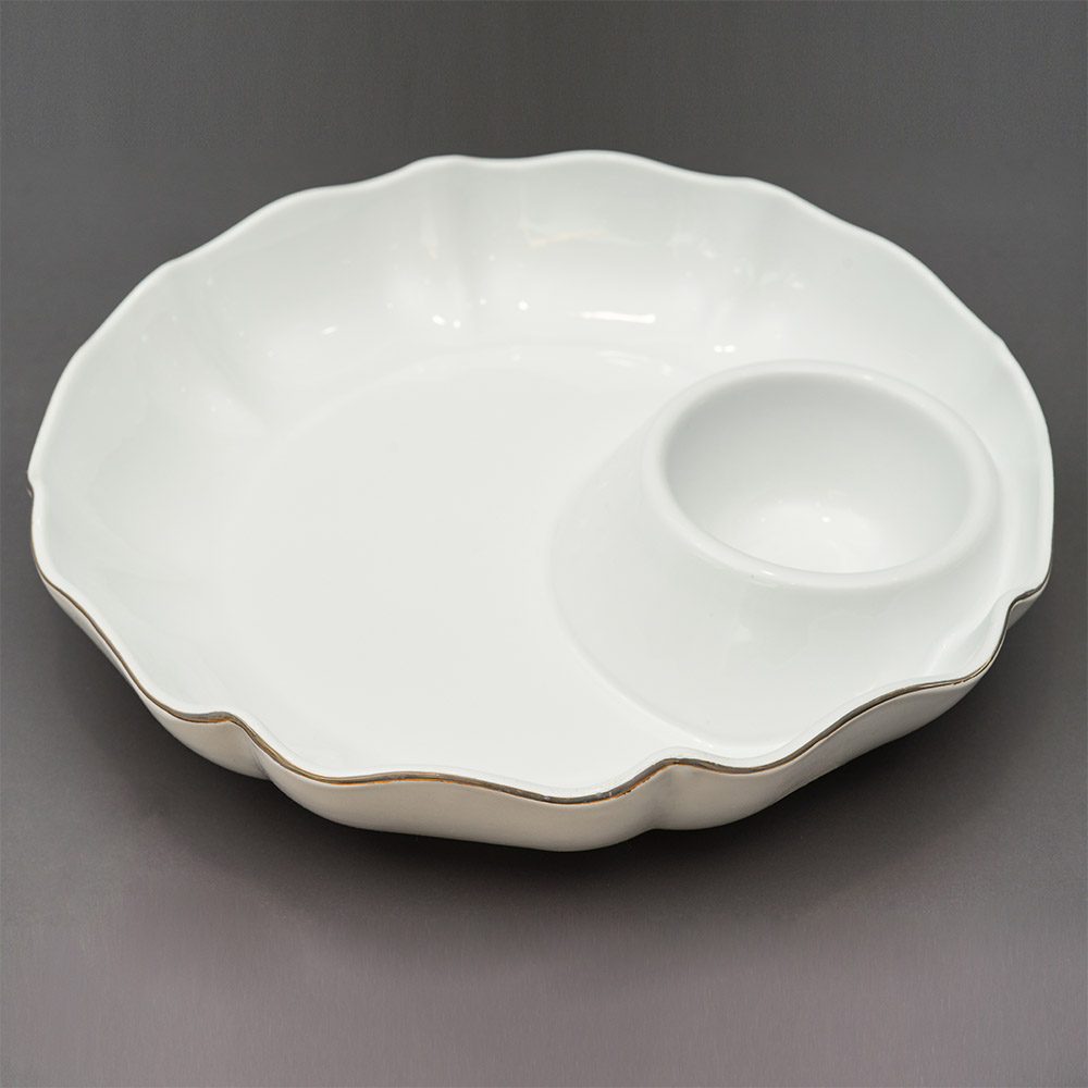 اسنک دیش لیمون دارای بخش‌های جداگانه برای سس‌ها و دیپ‌ها هستند که سرو اسنک‌ها را راحت‌تر می‌کند.