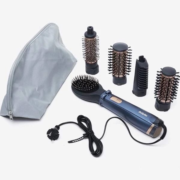 سشوار برس دار بابیلیس مدل AS966ROE یکی از محصولات محبوب در زمینه آرایش مو است. این دستگاه ترکیبی از سشوار و برس است که به شما این امکان را می‌دهد تا موهای خود را هم خشک کنید و هم حالت دهید. 

▎ویژگی‌ها:
- قدرت موتور: معمولاً این دستگاه‌ها دارای قدرت مناسبی هستند که به سرعت خشک کردن مو کمک می‌کند.
- حالت‌های حرارتی: معمولاً چندین حالت حرارتی و سرعت برای انتخاب وجود دارد.
- برس‌های مختلف: ممکن است شامل برس‌های با اندازه‌ها و شکل‌های مختلف برای ایجاد حالت‌های متفاوت باشد.
- طراحی ارگونومیک: طراحی مناسب برای راحتی در استفاده و جلوگیری از خستگی دست.

▎مزایا:
- کاربرد آسان: استفاده ساده و راحت برای حالت‌دهی به مو.
- صرفه‌جویی در زمان: ترکیب سشوار و برس باعث می‌شود که زمان کمتری برای آرایش مو صرف کنید.
- حالت‌دهی حرفه‌ای: امکان ایجاد حالت‌های مختلف و طبیعی برای مو.

▎نکات:
- قبل از استفاده، بهتر است موها کمی مرطوب باشند.
- از حرارت مناسب برای نوع موی خود استفاده کنید تا به موها آسیب نرسانید.